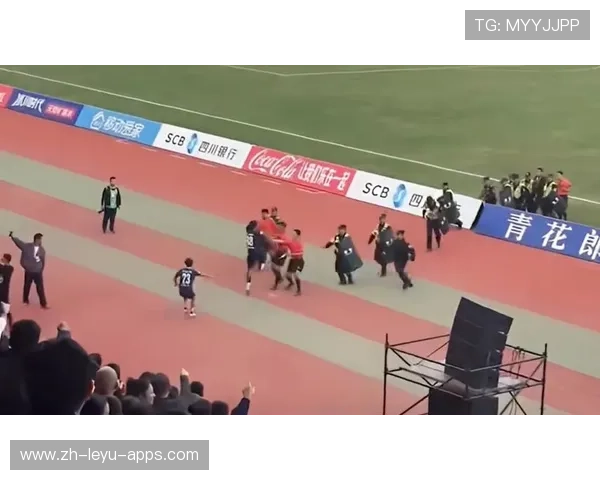 摔跤赛场爆发冲突，选手怒踹裁判