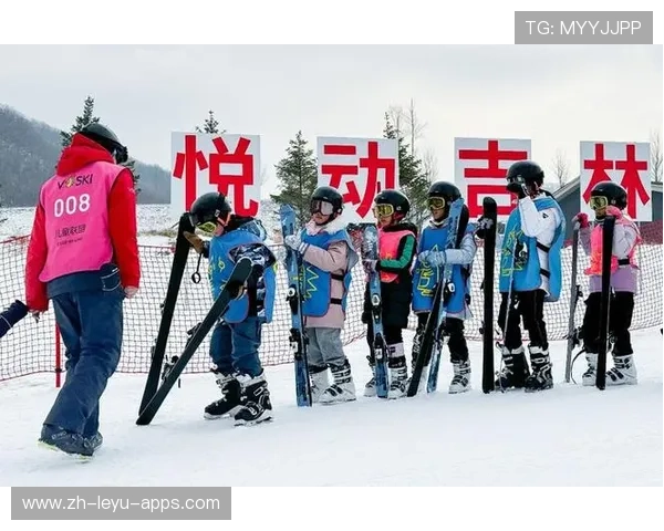 滑雪教练展示飞跃动作吓得学生抱头