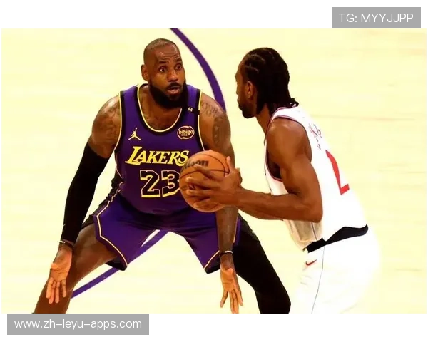 詹姆斯与前队友深夜餐聚，疑似洽谈商业合约